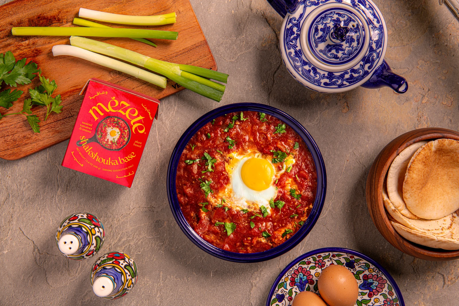 Mezete Shakshouka mit Ei, frischen Kräutern und Fladenbrot