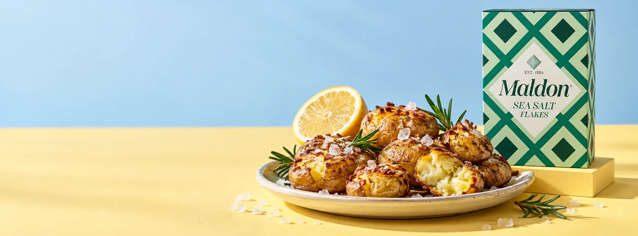 Servieridee: knusprige Ofenkartoffeln mit Salzflocken, Zitrone und einer Packung Maldon Sea Salt