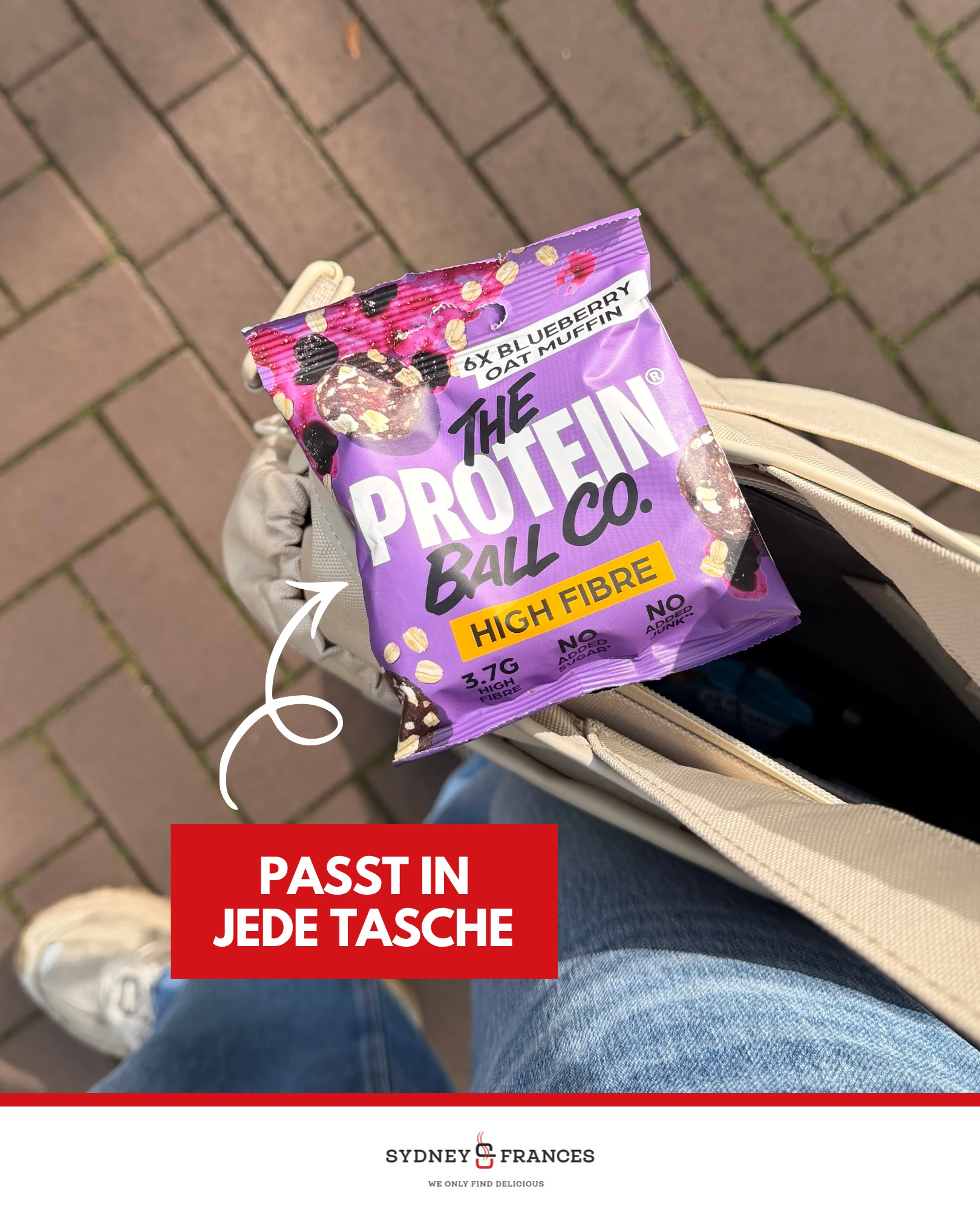 The Protein Ball Co. Blueberry Oat Muffin in einer Tasche. Passt in jede Tasche.