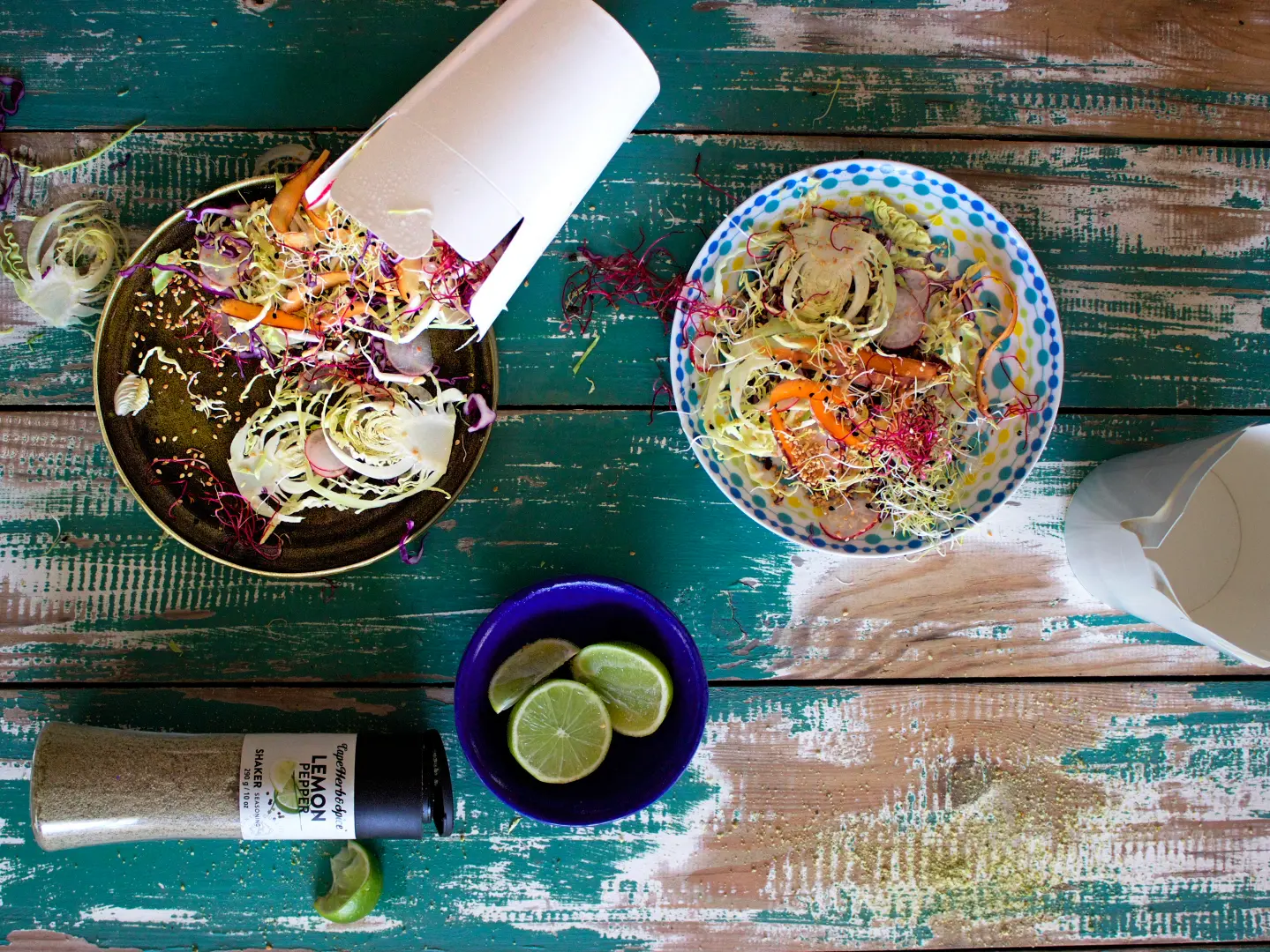 Chinakohl Salat mit Radieschen, Rotkraut, Karotte, Keimlinge, Sesam, Kresse verfeinert mit Zitronen Pfeffer Gewuerzsalz 290g im geeigneten Streuer