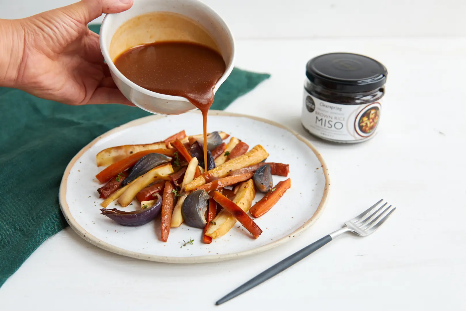 Clearspring Miso Sojapaste Rezept 300g Karotten -, Pastinaken - Stifte und Zwiebel verfeinert mit der Miso – Sojapaste mit fermentiertem braunem Reis