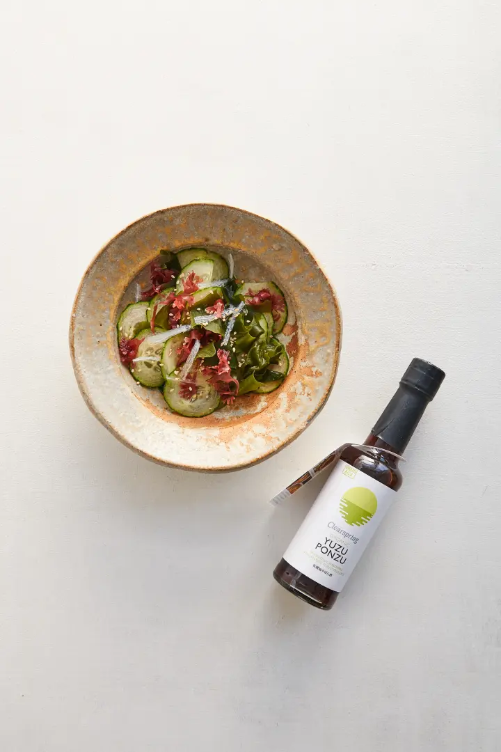 Clearspring Ponzu Rezept 150ml Gurken Salat und Sesam, verfeinert mit der Sojasauce und Yuzu Zitrussaft, BIO 150ml in der Vorratsflasche