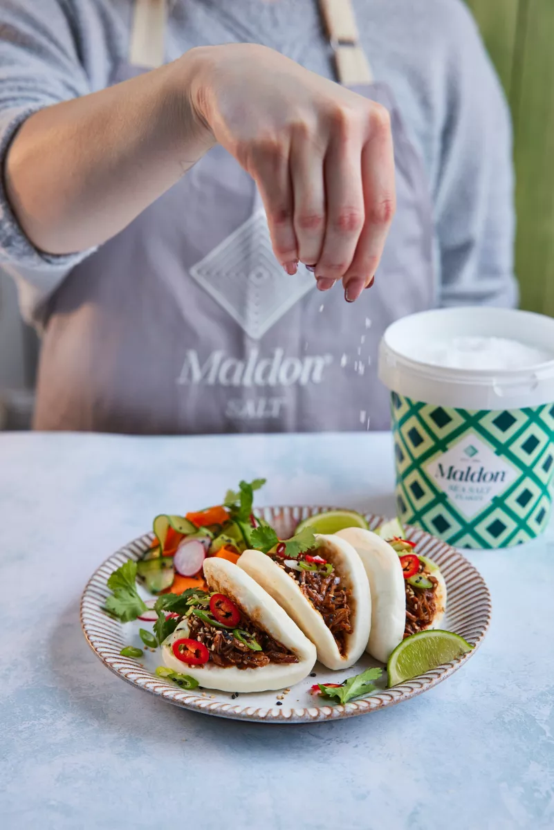 Der letzte Schliff: Maldon Salzflocken auf frisch zubereiteten Bao Buns