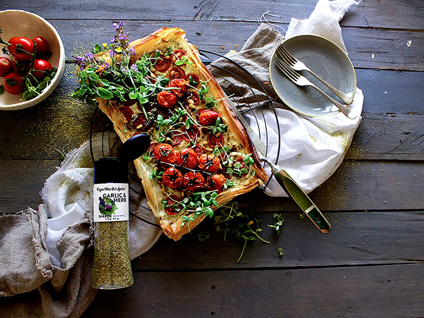 Cape Herb Knoblauch Gewuerz Rezept Tomate, Pinienkerne Blätterteig Pizza gewürzt mit Knoblauch und Kraeuter Gewuerzsalz 270g im geeigneten Streuer