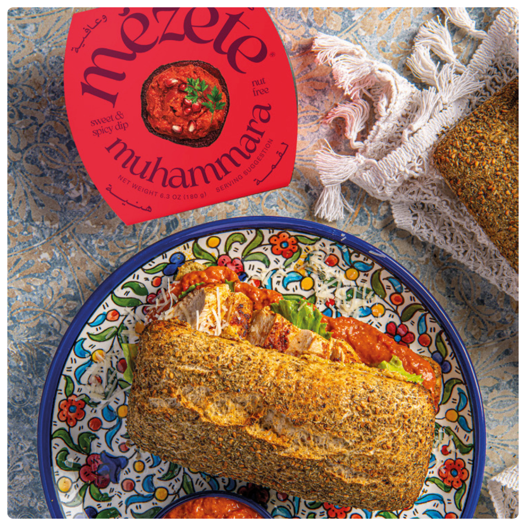 Gegrilltes Hähnchen-Sandwich mit Muhammara Gegrilltes Hähnchen-Sandwich mit Muhammara