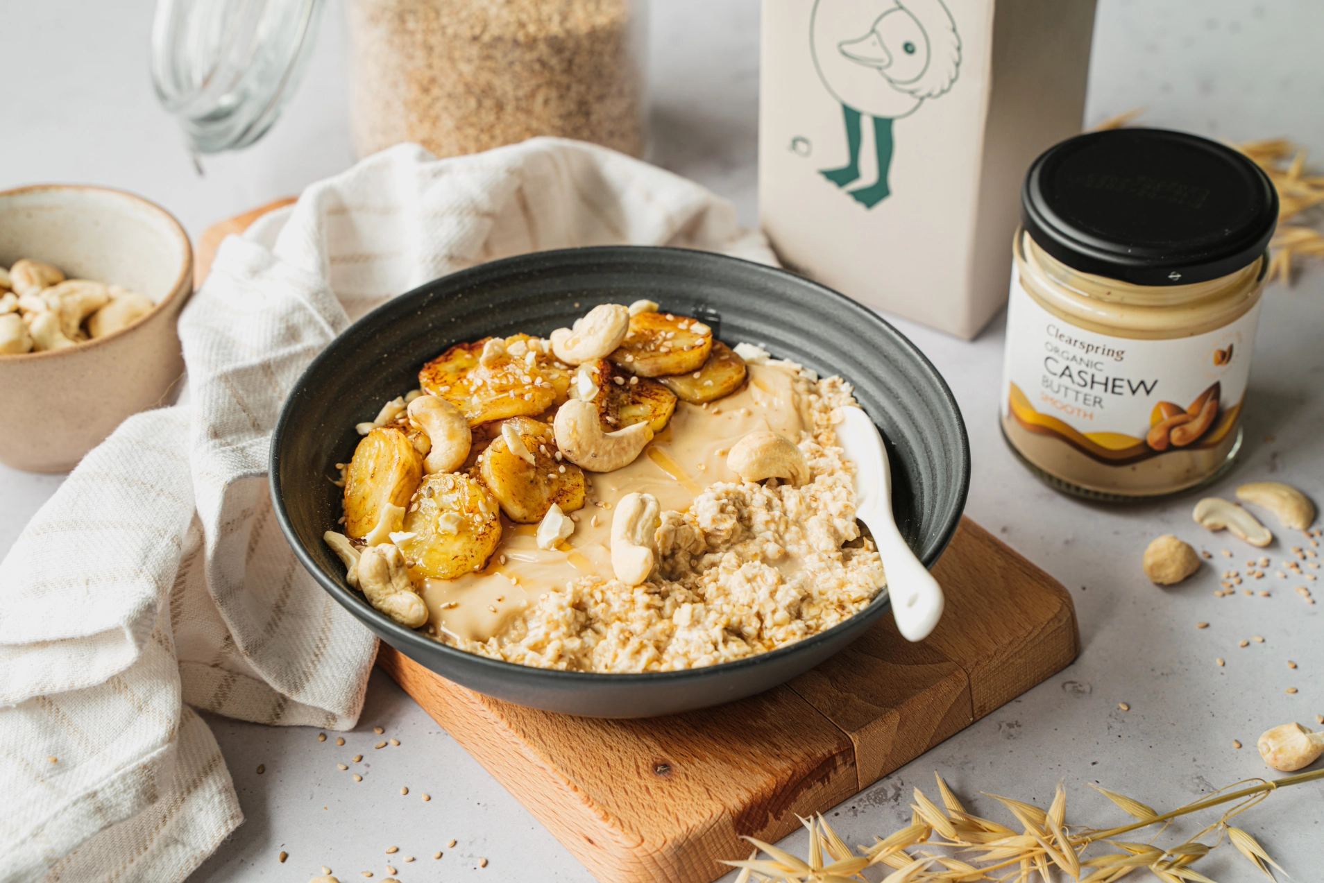 Cashew-Breakfast Bowl mit gebratener Banane