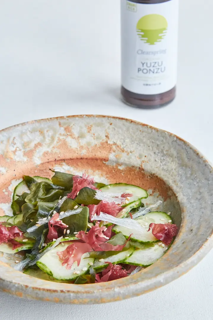Clearspring Sojasoße Ponzu Rezept 150ml Blattsalat mit Gurke und Sesam, nebenstehend die Soja Sauce , Yuzu Ponzu Sauce, 150ml aus der Flasche