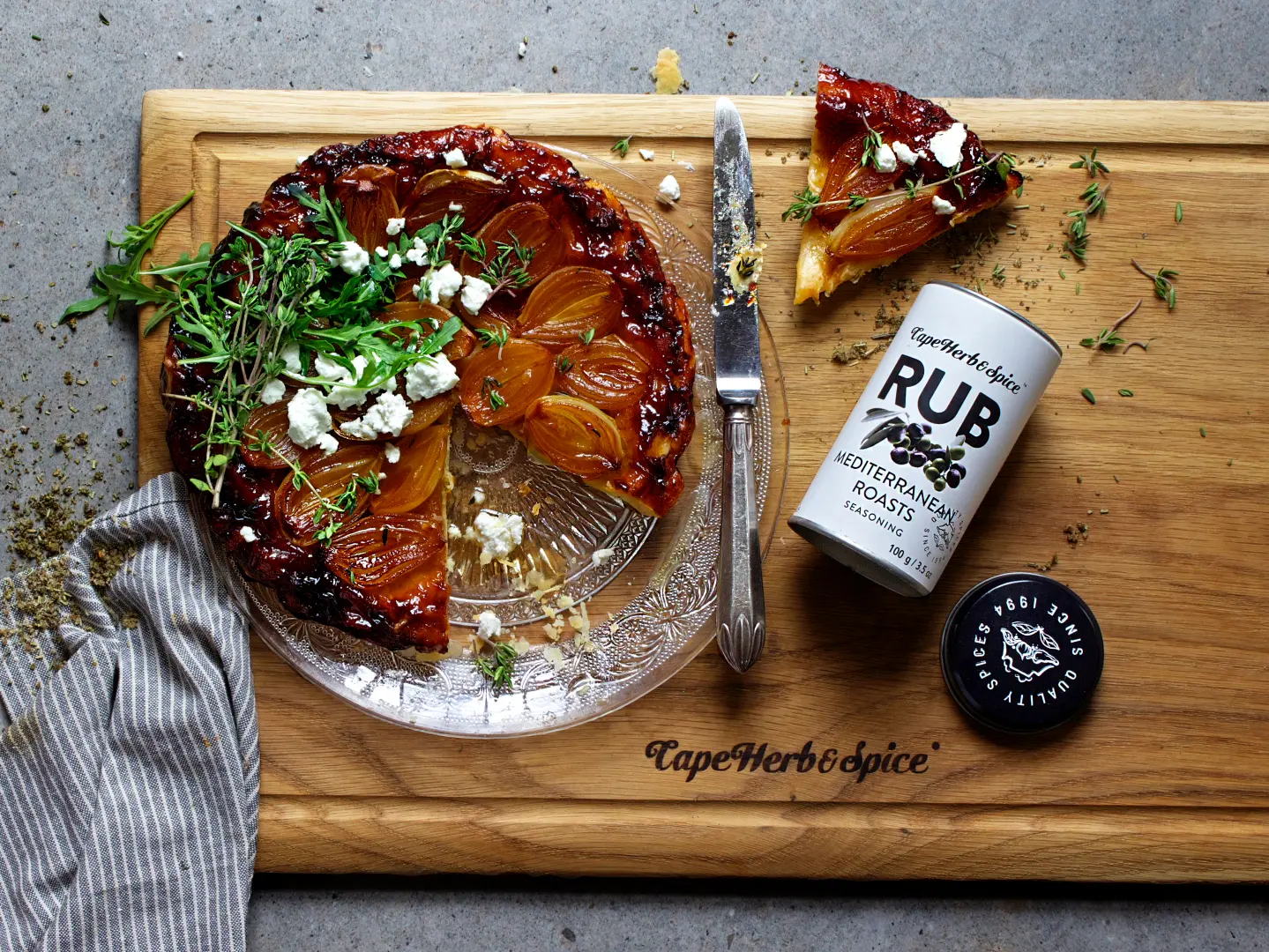 Cape Herb mediterranean Gewuerz Rezept Zwiebelkuchen als Topping Rucola, Kraeuter und Feta verfeinert mit dem Gewürzsalz mediterrane Art 100g in der attraktiven Streudose