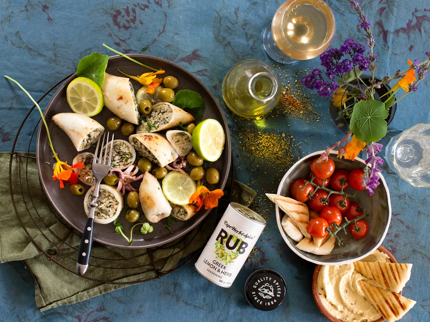 Cape Herb Lemon Rub Rezept gefüllte Teigtaschen dazu grüne Oliven, Limette, Cocktailtomaten mit gegrillten Fladenbrot und Dip verfeinert mit der Gewürzzubereitung Griechischer Art, Zitrone, Oregano, 100g RUB aus der attraktiven Streudose