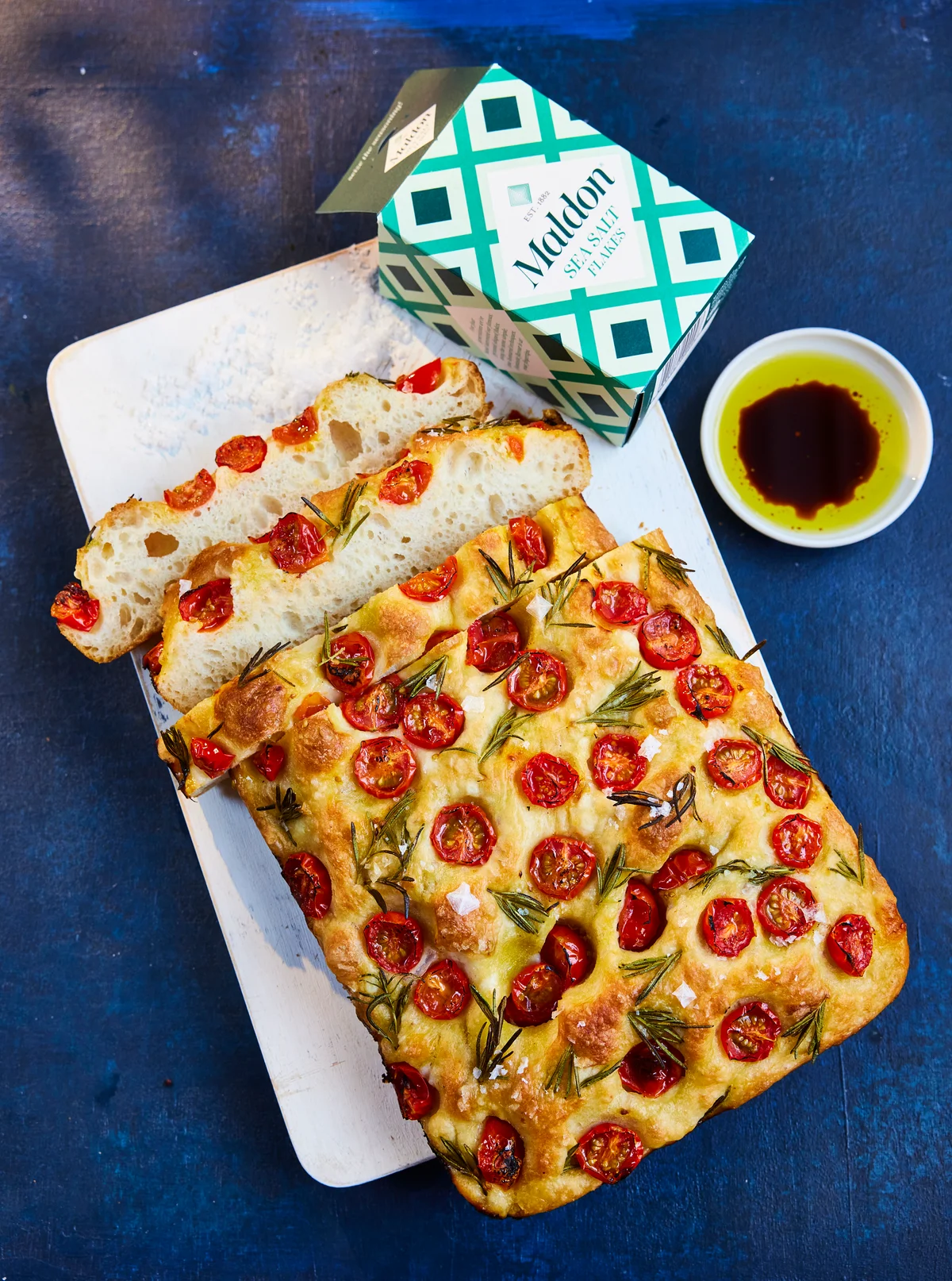 Luftige Focaccia mit Kirschtomaten und Salzflocken