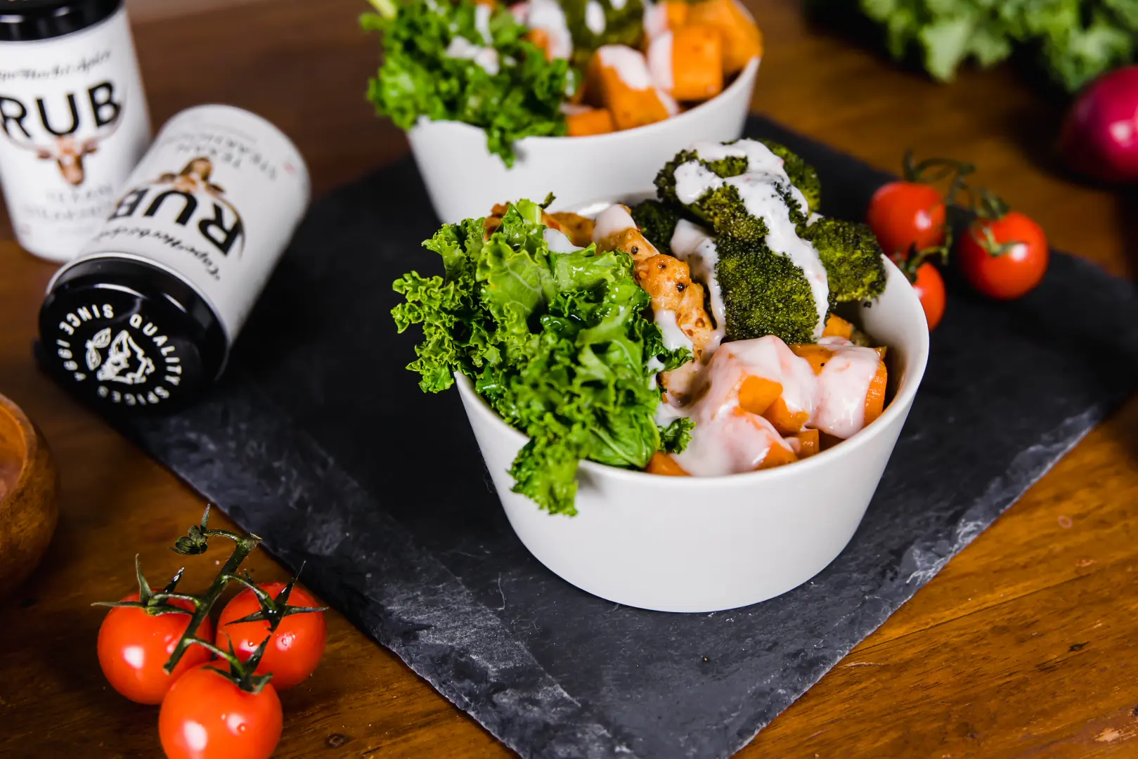 Cape Herb Texas Steakhous BBQ Rub Rezept 01 Eine Bowle aus Salat, Süßkartoffel, Brokkoli und Fleisch welches verfeinert wurde mit dem Gewürzsalz texanischer Art, 100g aus der attraktiven Streudose