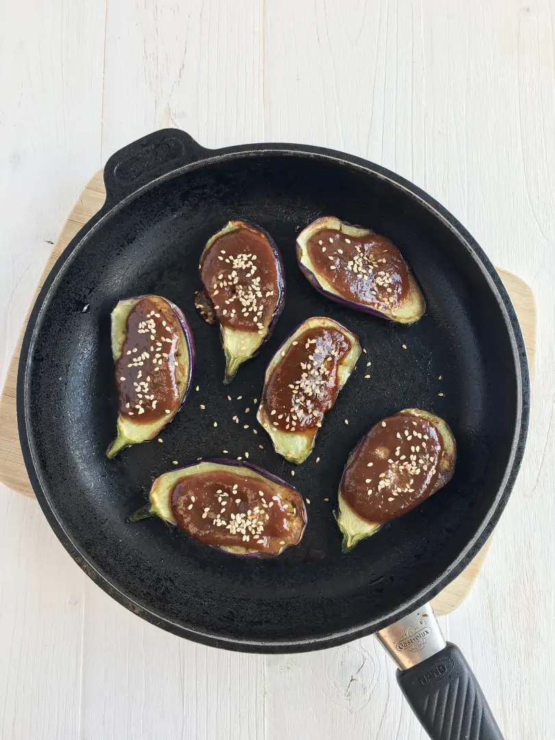 In einer Pfanne gebratene Aubergine verfeinert mit der Miso – Sojapaste mit fermentiertem braunem Reis und Sesam