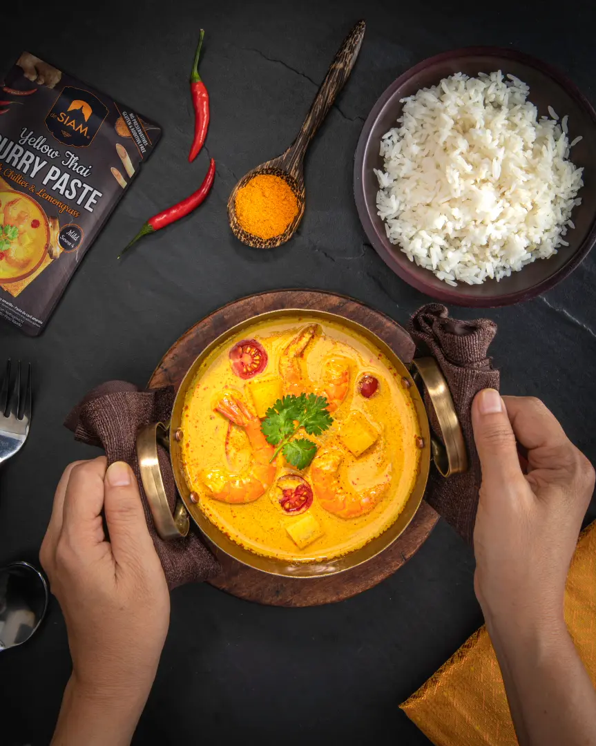 desiam gelbes Thaicurry Rezept Reis mit gelben Thai Curry, Garnelen, Tomate, Tofu und Chili