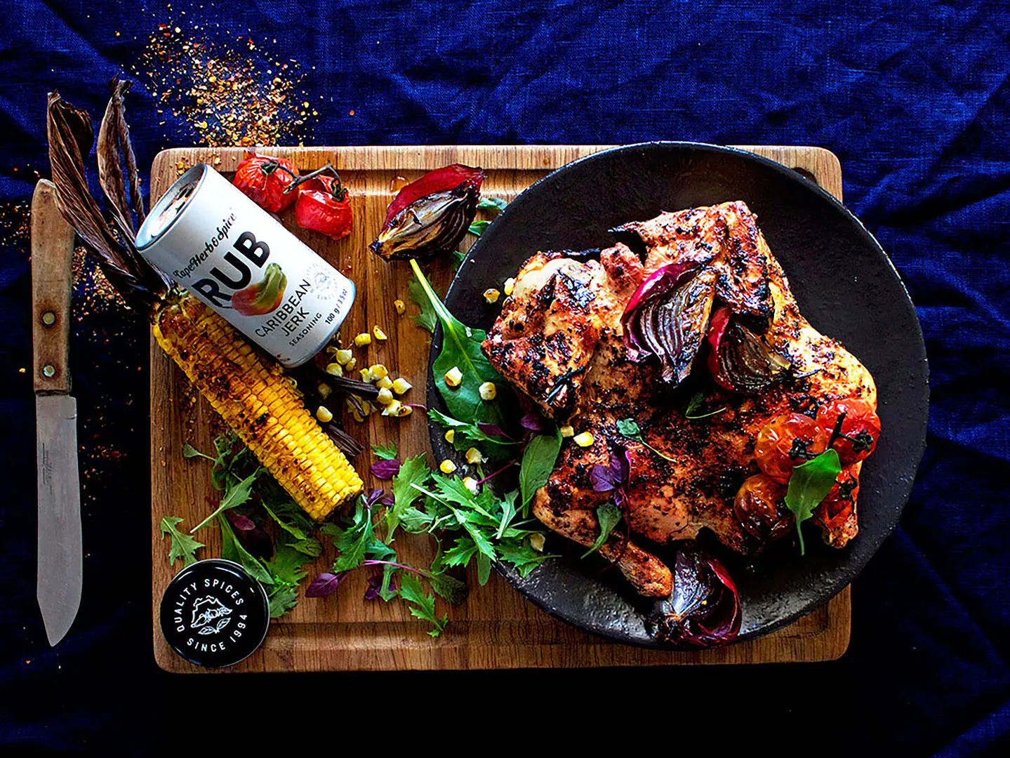Cape Herb Caribbean Jerk Rezept Knuspriges Haehnchen mit Salat, geschmorter Zwiebel, Mais und Tomate, gewürzt mit dem Cape Herb Gewürzsalz Caribbean Jerk