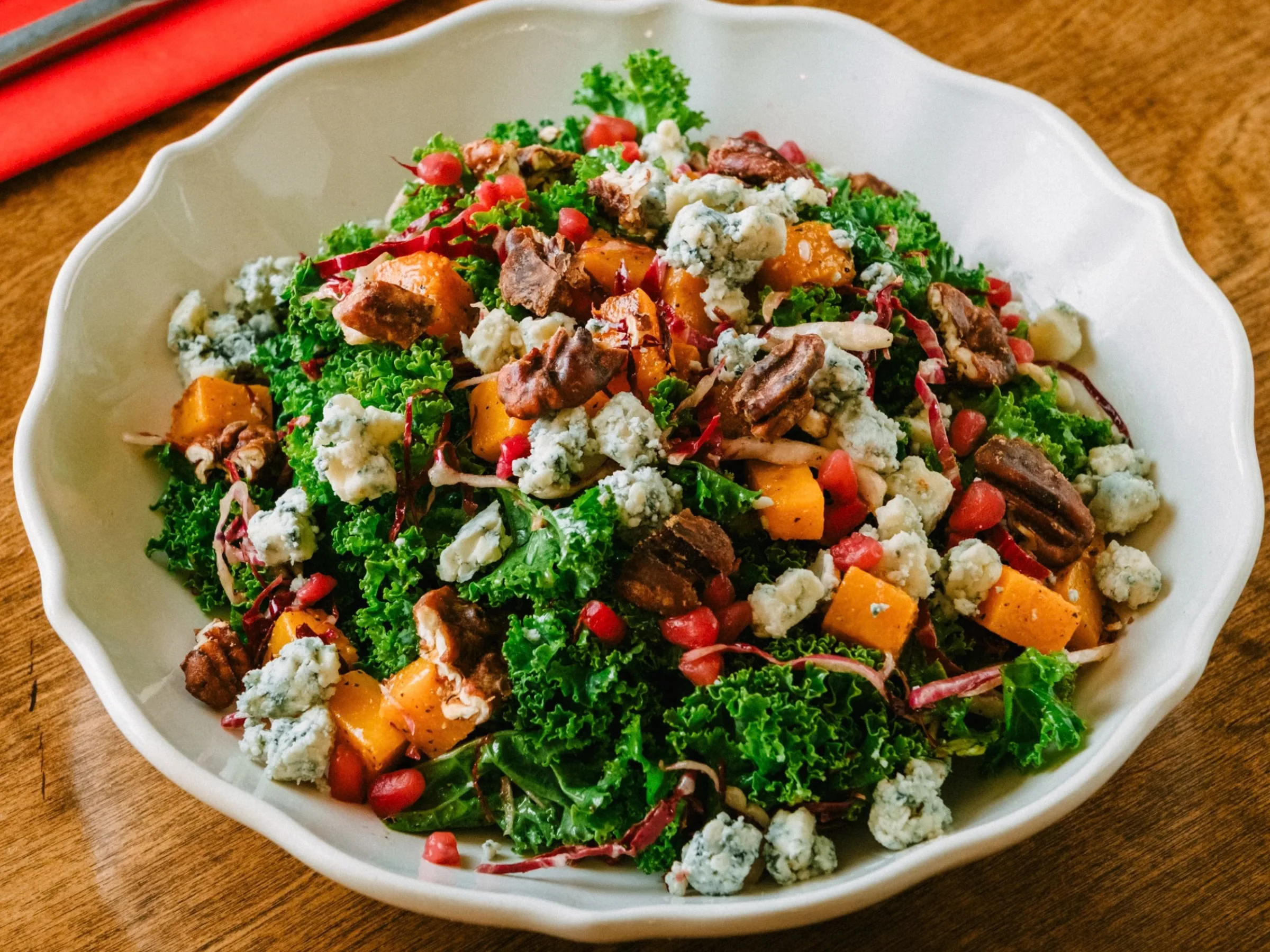 Winterlicher Grünkohlsalat mit Granatapfeldressing
