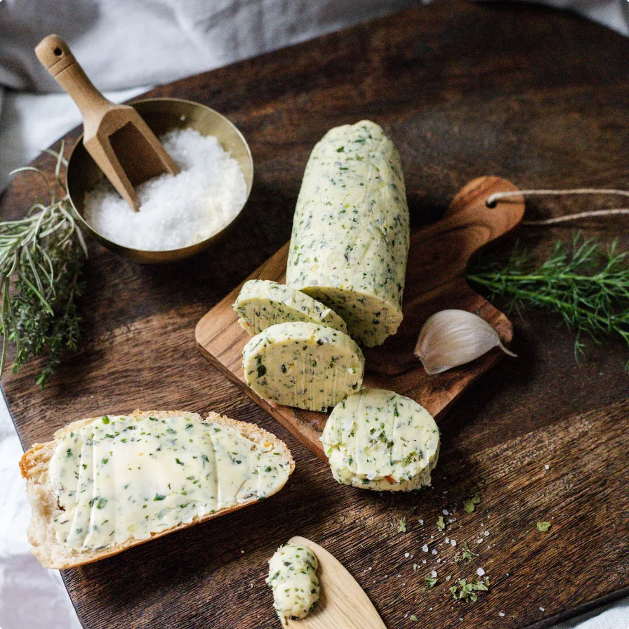 Kräuterbutter selber machen: So wird sie individuell, würzig und perfekt zum Grillen