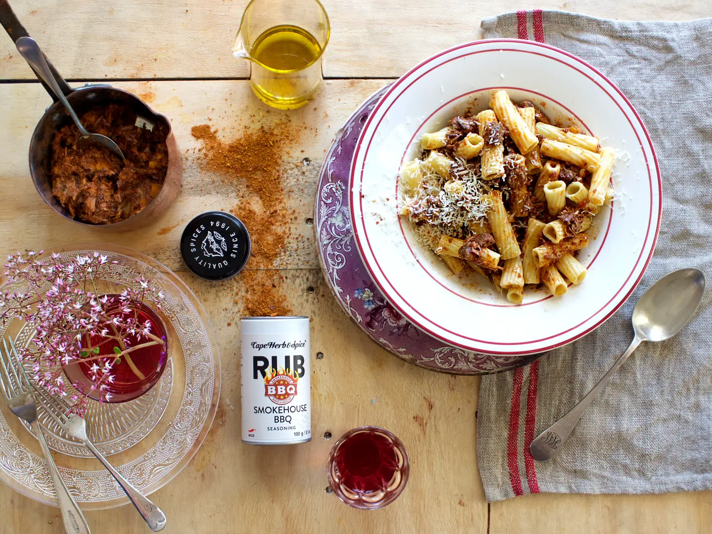 Cape Herb Smokehouse BBQ Rub Rezept 1 Nudeln, Pasta, Rigatoni mit Fleischsoße und Reibekäse verfeinert mit Smokehouse BBQ Rub 160g, Gewürzmischung in der Vorratsdose, Glas mit Ö, Tischdeko, Tolles Geschirr, Besteck