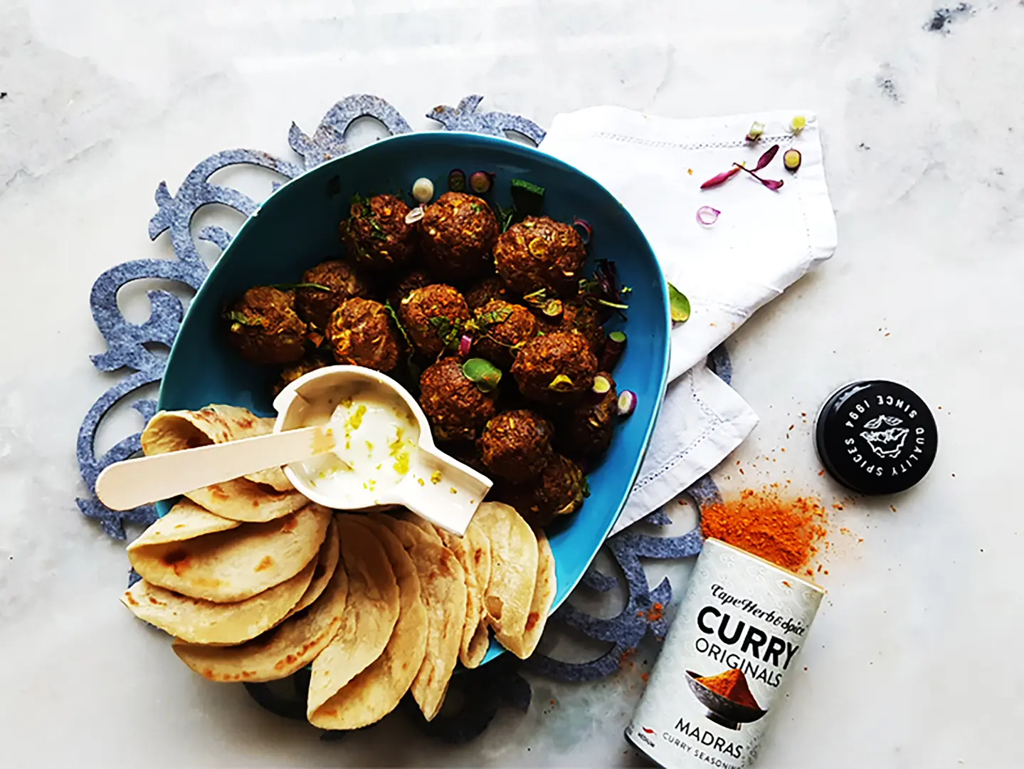 Cape Herb Madras Curry Fleischbaellchen mit Dip und Tortillas verfeinert mit Madras Curry Gewürzzubereitung 100g in der attraktiven Streudose