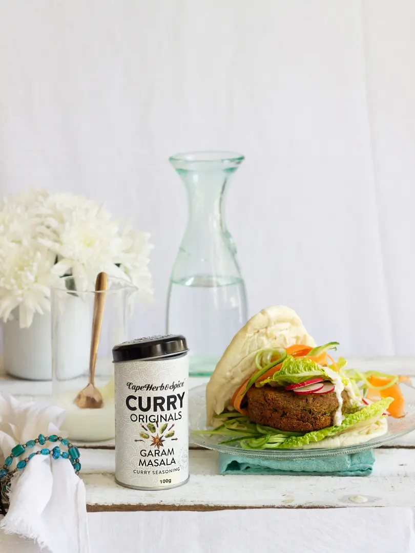 Cape Herb Garam Masala Falafel Rezept Pita Brot Burger mit Falafel, Salat, Radischen, Karotte, Gurke, dazu Dip und die Garam Massala Curry Gewürzzubereitung 100g in der Dosierdose