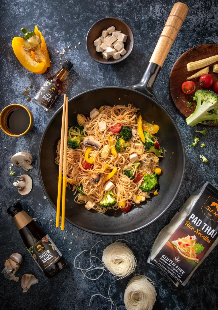 desiam Austernsauce Rezept 200ml Asiatische Nudelpfanne mit Mais Kölbchen, Tomate, gelber Paprika, Brokkoli, Champignon und Feta Käse oder Tofu