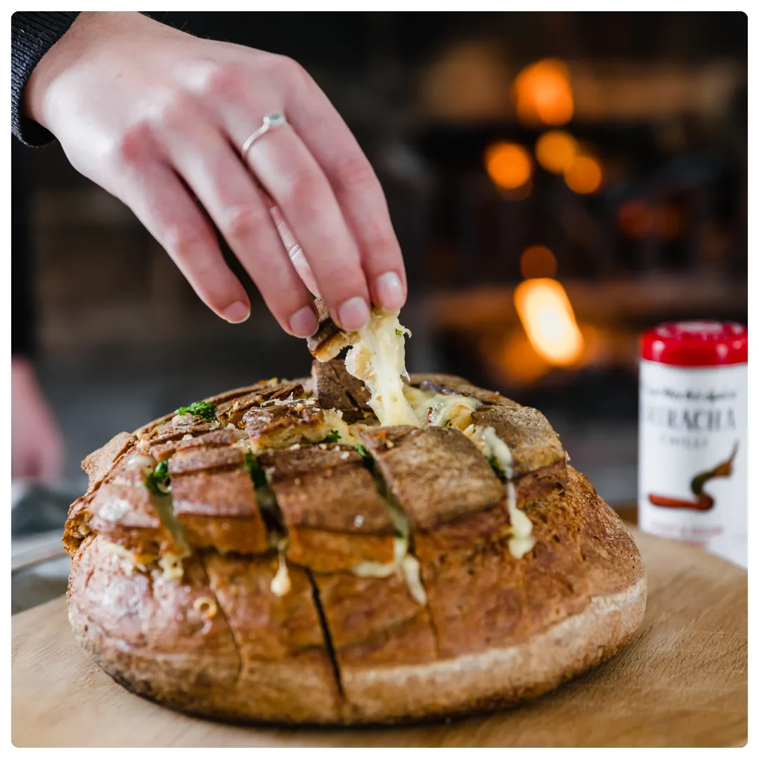 Pull-Apart Bread mit Sriracha Spice