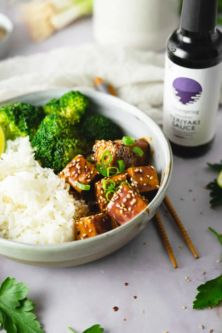 Sticky Tofu mit Frühlingszwiebeln, Teriyaki Sauce und Reis