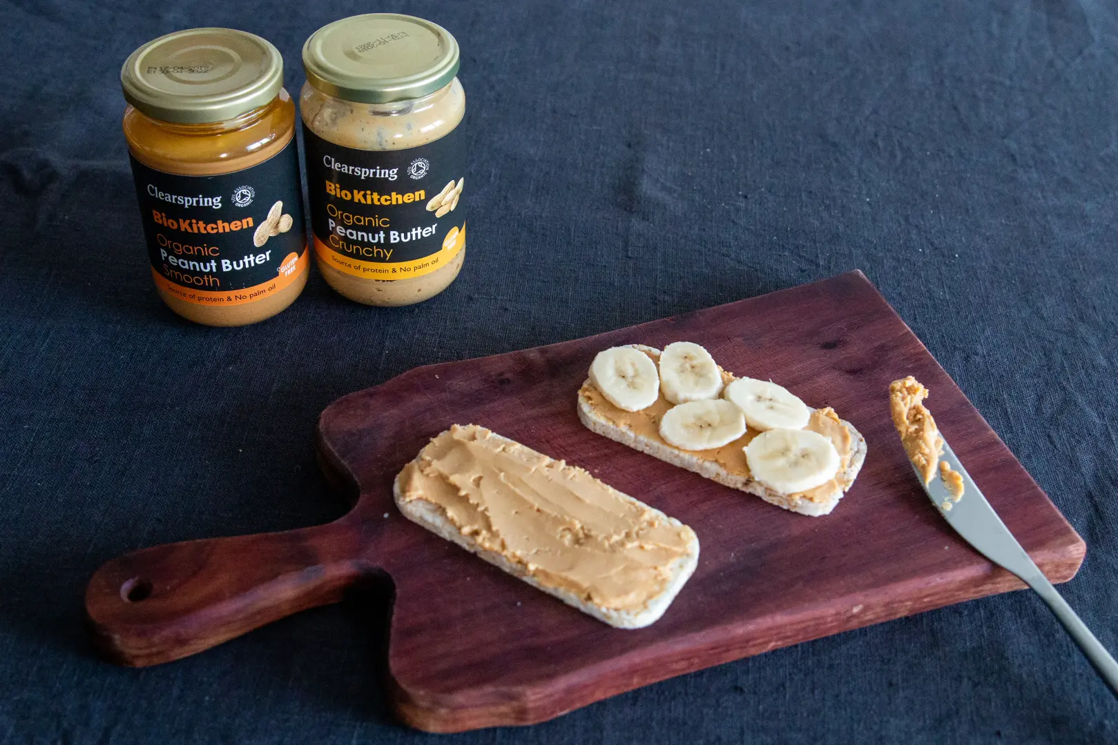 Clearspring Crunchy Erdnussbutter Rezept 350g Knuspriger und cremiger Brotaufstrich, Erdnussbutter auf Reiswaffel Knäckebrot garniert mit Banane, zwei Vorratsgläser mit je 350g Inhalt