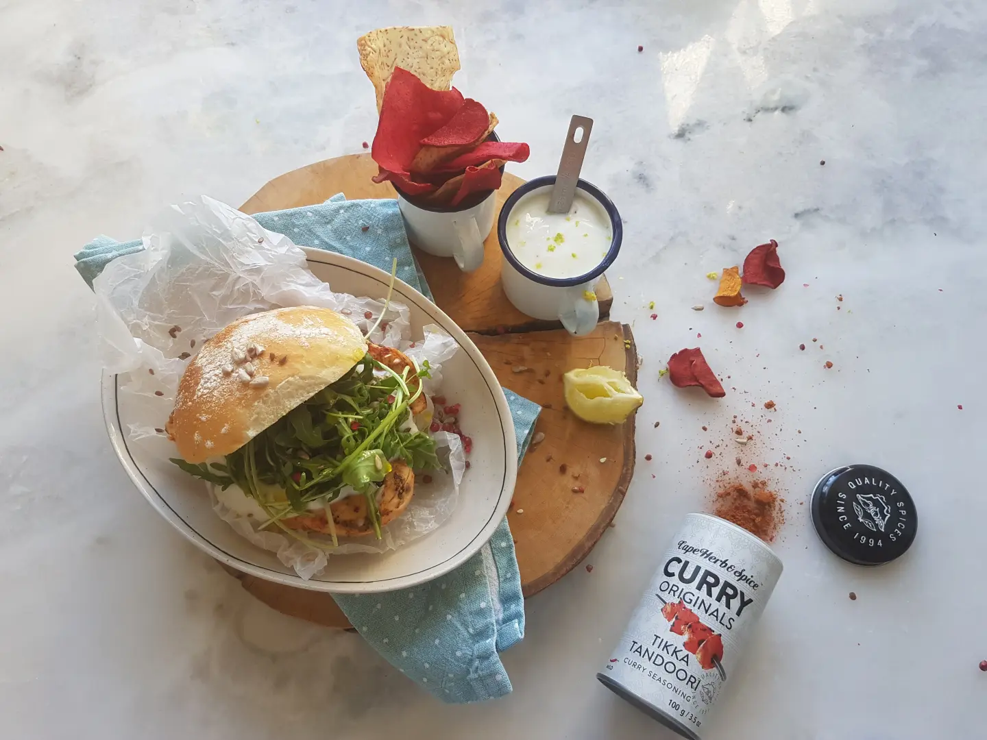 Cape Herb curry Tikka Tandoori Gewuerz Rezept Burger mit Hähnchen und Rucola, Dip, Kräcker und dem Tikka Tandoori Curry Gewürzzubereitung 100g in der Dosierdose