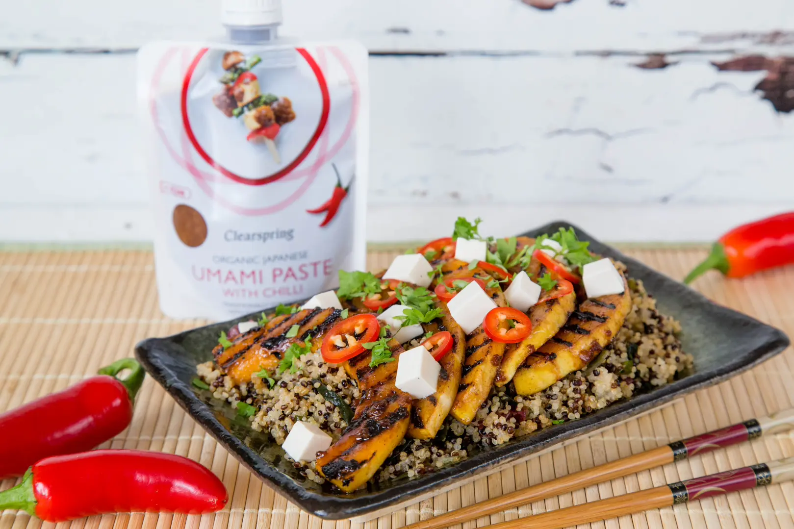 Clearspring Umami Paste Rezept 150g Gebratener Kürbis auf Quinoa, garniert mit Feta, Chilischoten und Rucola, verfeinert mit der Fermentierte Umami Paste mit Sojasauce, Koji und Chili, BIO 150g
