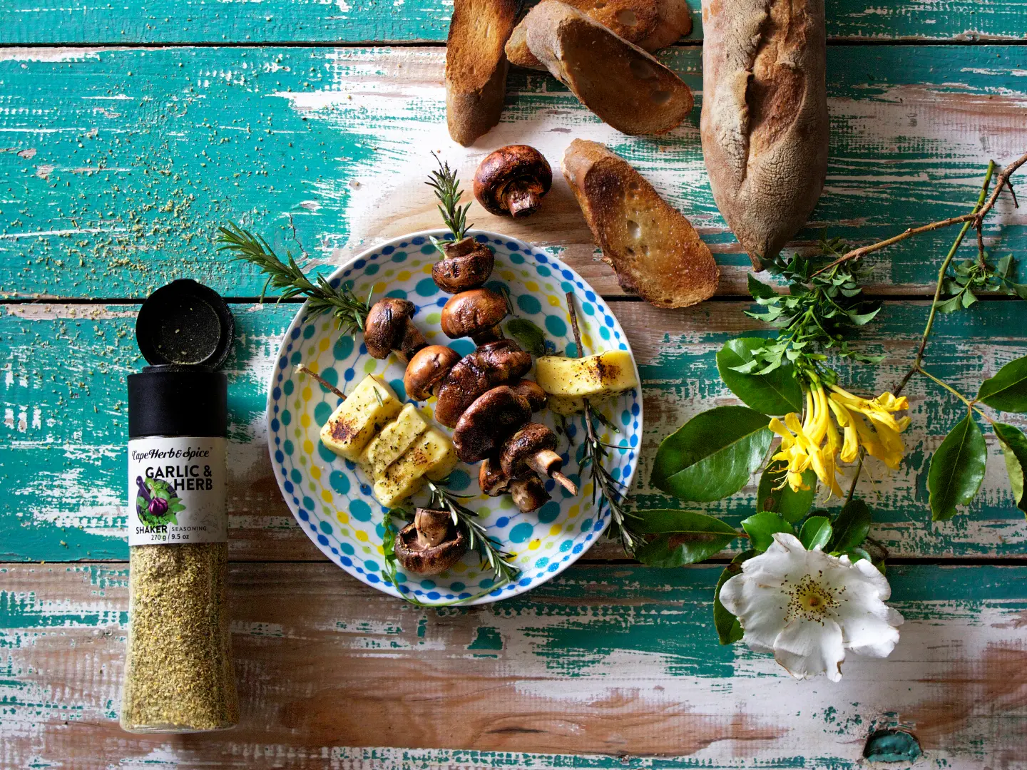 Cape Herb Garlic Gewuerz Rezept Pilz Spieße, Feta Spieße auf Thymian aufgespießt mit geröstetem Baguette und dem Knoblauch und Kraeuter Gewuerzsalz 270g im geeigneten Streuer