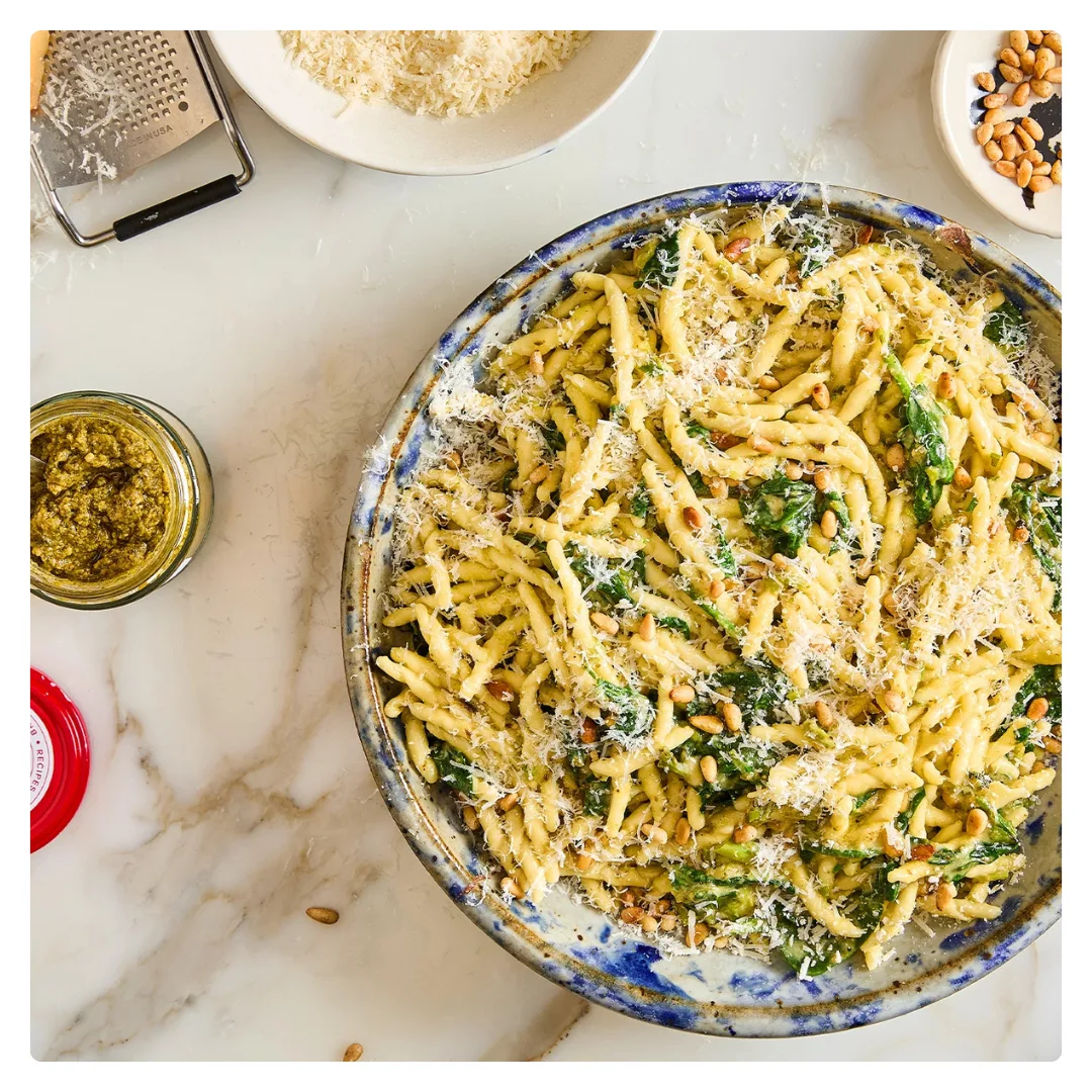 Miso Pesto Pasta mit Spinat und Pinienkernen