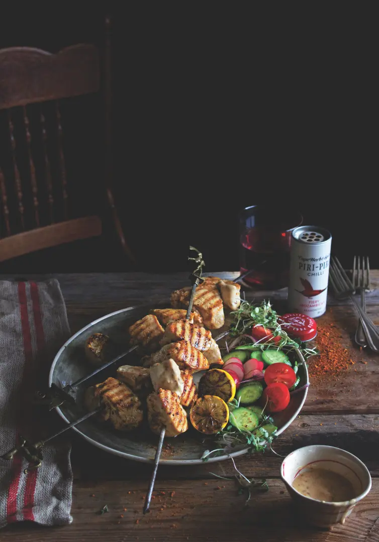 Gegrillte Haehnchenspieße mit gegrillter Zitrone, garniert mit Tomate, Gurke, Radieschen und Kresse, verfeinert mit dem scharfen Gewuerzsalz mit Chilli, 80g in der attraktiven Streudose