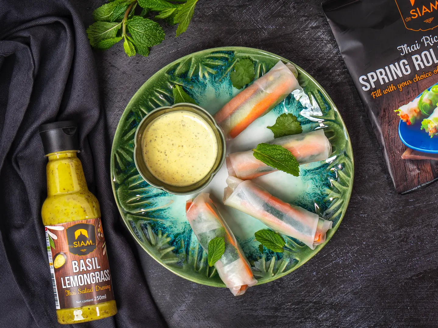 desiam Fruehlingsrollen Kit Rezept Frühlingsrollen mit Dip, garniert mit Zitronenmelisse