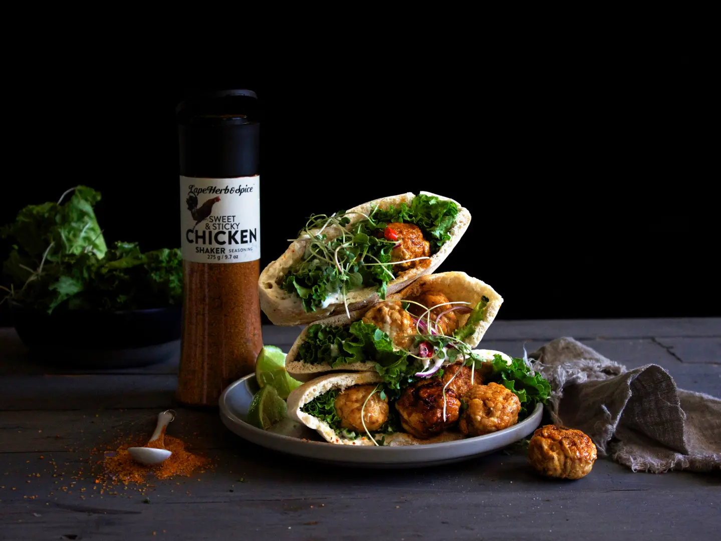 Cape Herb Sweet Sticky Gewuerz Shaker Rezept 1 Gefuellte Pita Taschen mit Salat, Kresse, Chilli, roter Zwiebel und Haehnchen Frikadellen verfeinert mit dem Brathaehnchen Gewuerzsalz 275g aus dem Gewuerzstreuer
