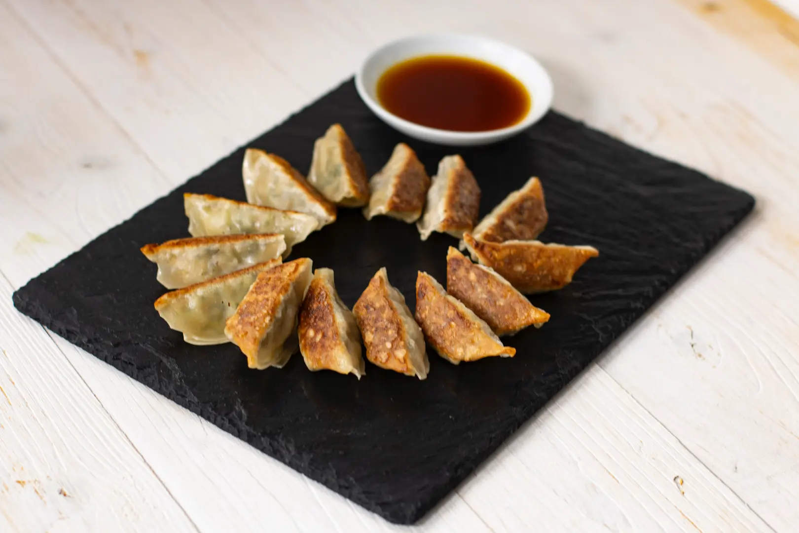Clearspring Teryaki Gyoza gefüllte dreieck Teigtaschen mit Teriyaki Sauce zum Dippen