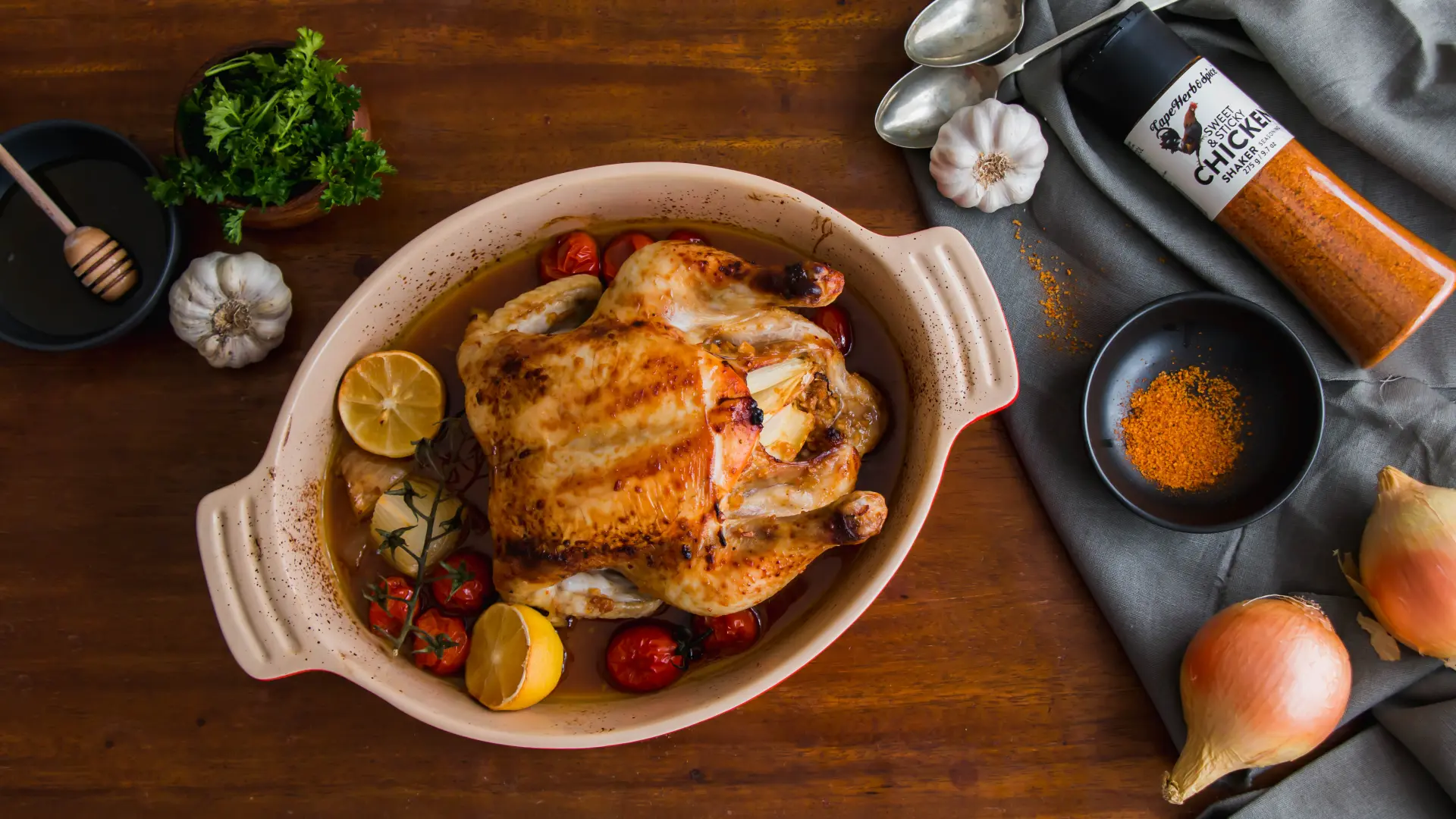 Cape Herb Sweet Sticky Gewuerz Shaker Rezept 275g Brathaehnchen auf einem Tomate, Zwiebel, Zitronen Bett mariniert und verfeinert mit dem Brathaehnchen Gewuerzsalz 275g aus dem Gewuerzstreuer