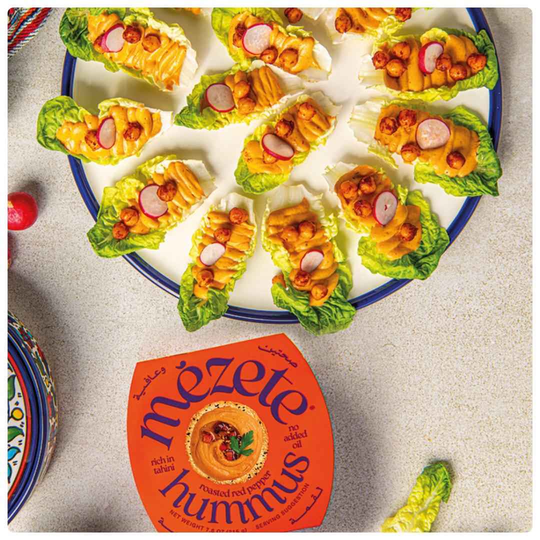 Salatboote mit Hummus Geröstete rote Paprika